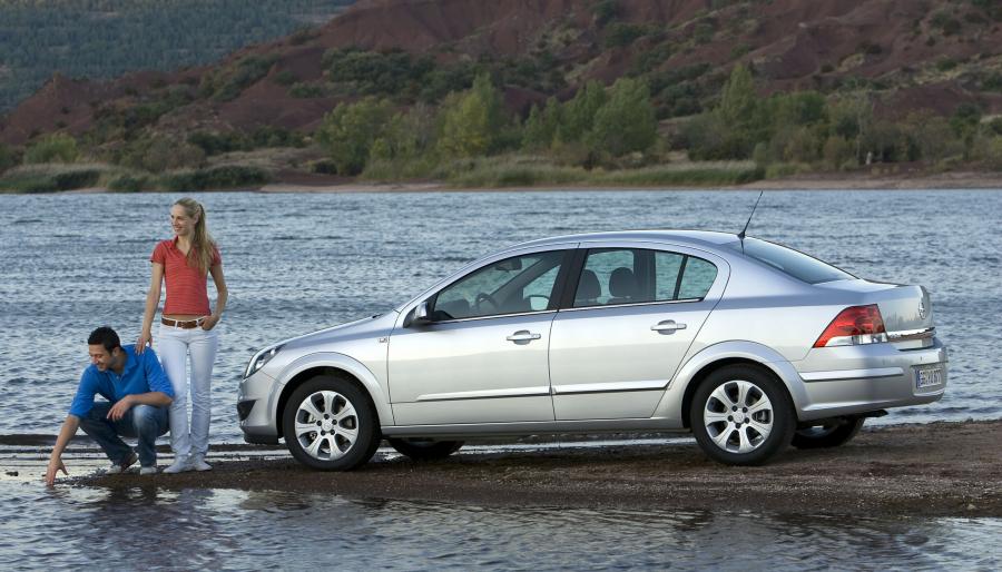  Opel Astra Sedan 2005 года  (фото 16 из 38)